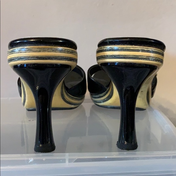 Stuart Weitzman black patent leather heels with flower size 6 - Picture 4 of 4